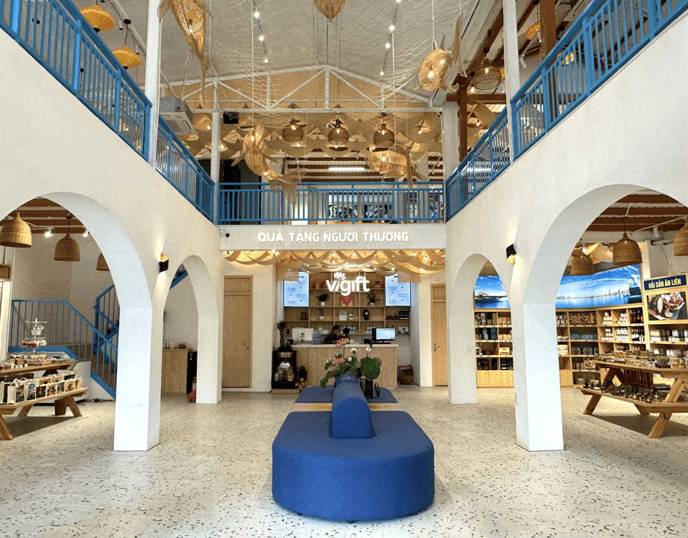 Vigift offers a spacious and comfortable atmosphere, with well-organized stalls (Source: Vigift - Đặc Sản Quà Đà Nẵng)